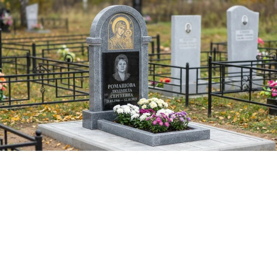 Памятник с иконой богородицы из мансуровского гранита с аркой и цветником