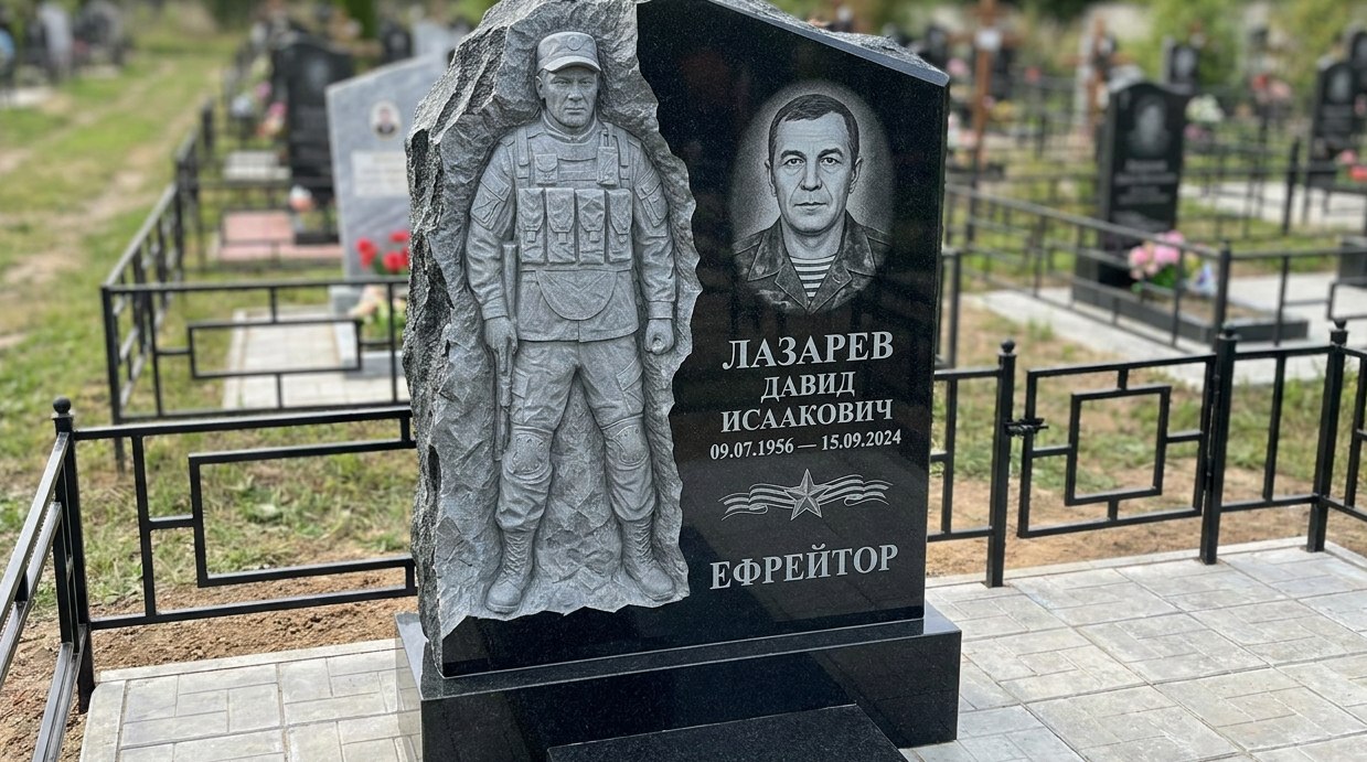 Пример дизайна: Комбинированный памятник Военному со Скульптурой и Гравировкой — фото и цена