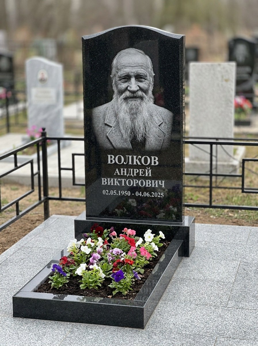 Портрет на памятнике в Красноярске — Старый снимок восстановили, портрет по грудь — гравировка